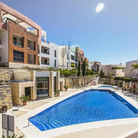 Vivi Homes - Elisa Pool, Gym & Sea View Apartment