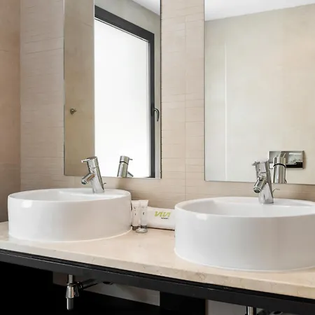 Vivi Homes - Elisa Pool, Gym & Sea View *