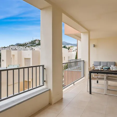 Vivi Homes - Elisa Pool, Gym & Sea View Apartment *